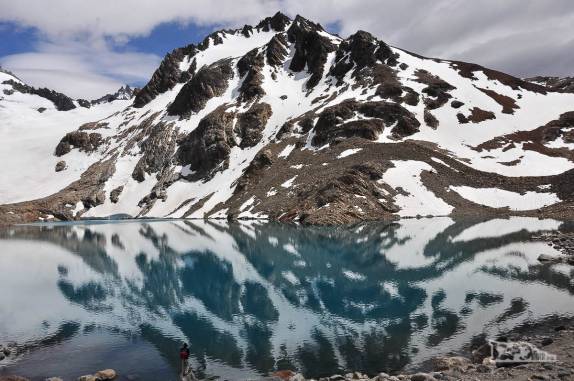 Sem vento, a Laguna de Los Tres se transforma em um espelho, no parque Los Glaciares, região de El Chaltén, no sul da patagonia argentina